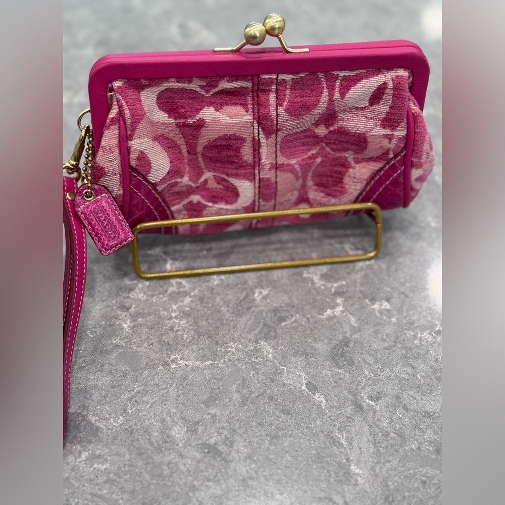 Pink Chenille Python Signature Wristlet Kisslock 🐍 💞 - Picture 4 of 5